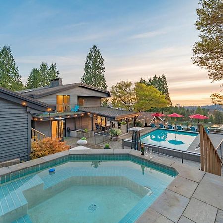 Grouse Cheerful Large Private Bedroom, Bath, Shared Deck, Pool, Hot Tub North Vancouver Luaran gambar