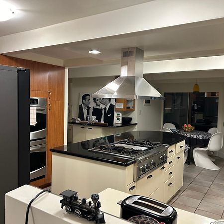 Grouse Cheerful Large Private Bedroom, Bath, Shared Deck, Pool, Hot Tub North Vancouver Luaran gambar