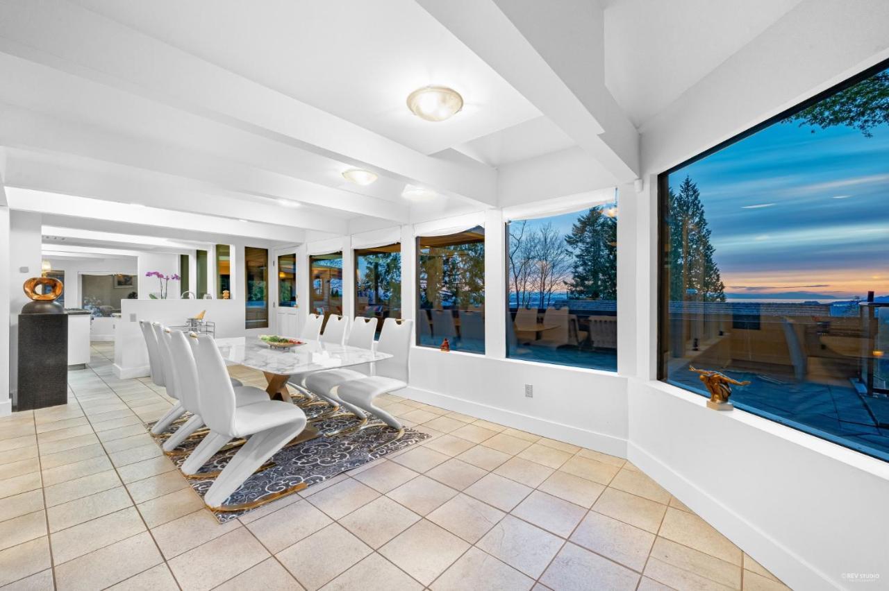 Grouse Cheerful Large Private Bedroom, Bath, Shared Deck, Pool, Hot Tub North Vancouver Luaran gambar
