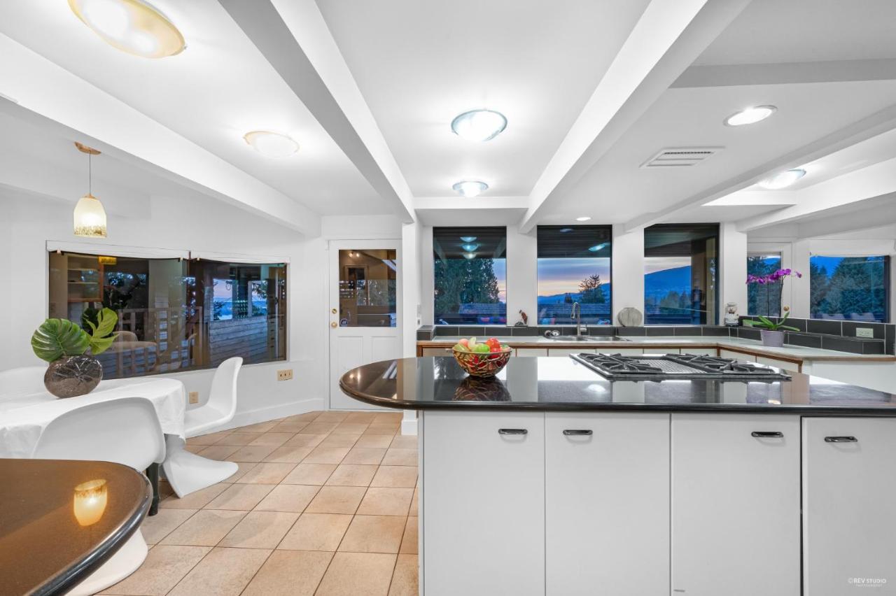 Grouse Cheerful Large Private Bedroom, Bath, Shared Deck, Pool, Hot Tub North Vancouver Luaran gambar