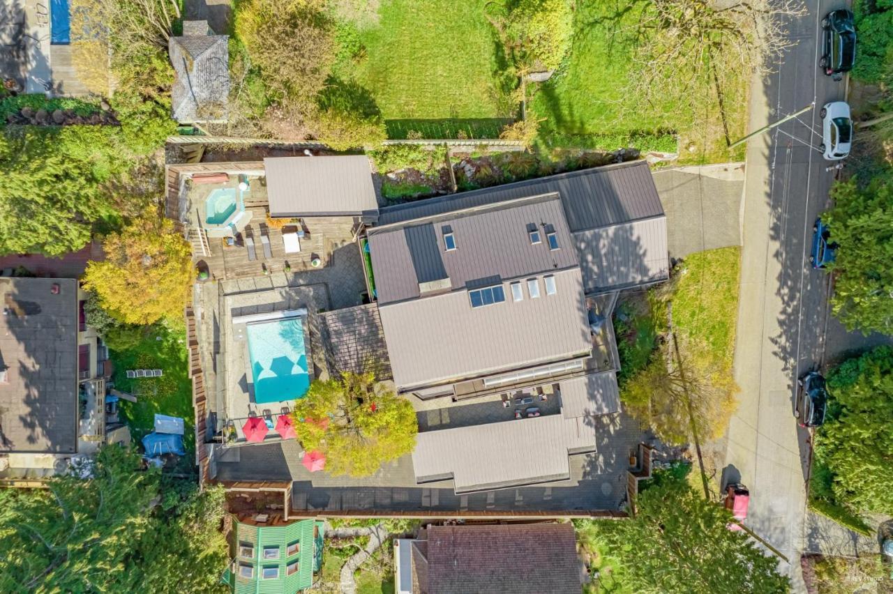 Grouse Cheerful Large Private Bedroom, Bath, Shared Deck, Pool, Hot Tub North Vancouver Luaran gambar