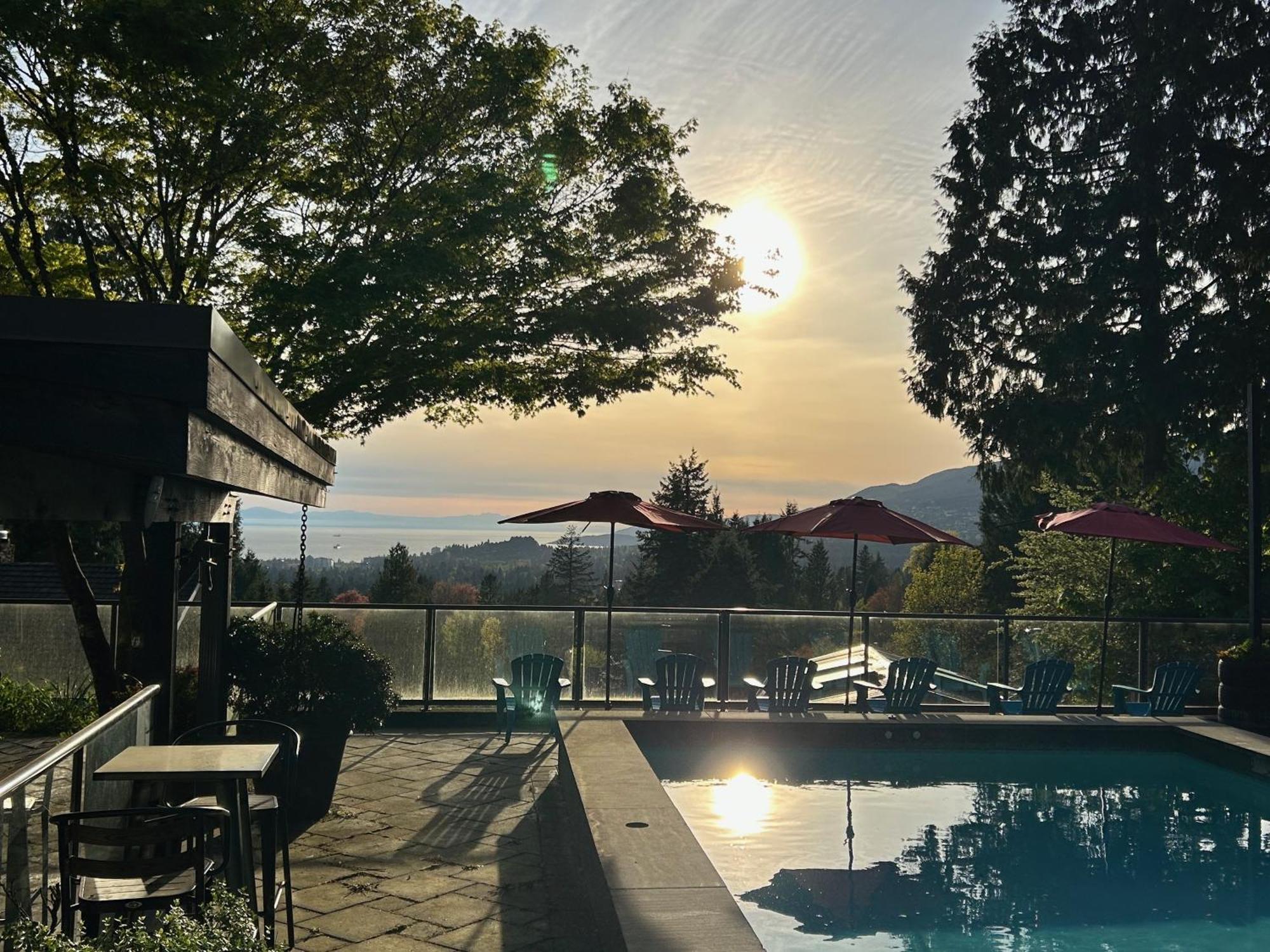Grouse Cheerful Large Private Bedroom, Bath, Shared Deck, Pool, Hot Tub North Vancouver Luaran gambar