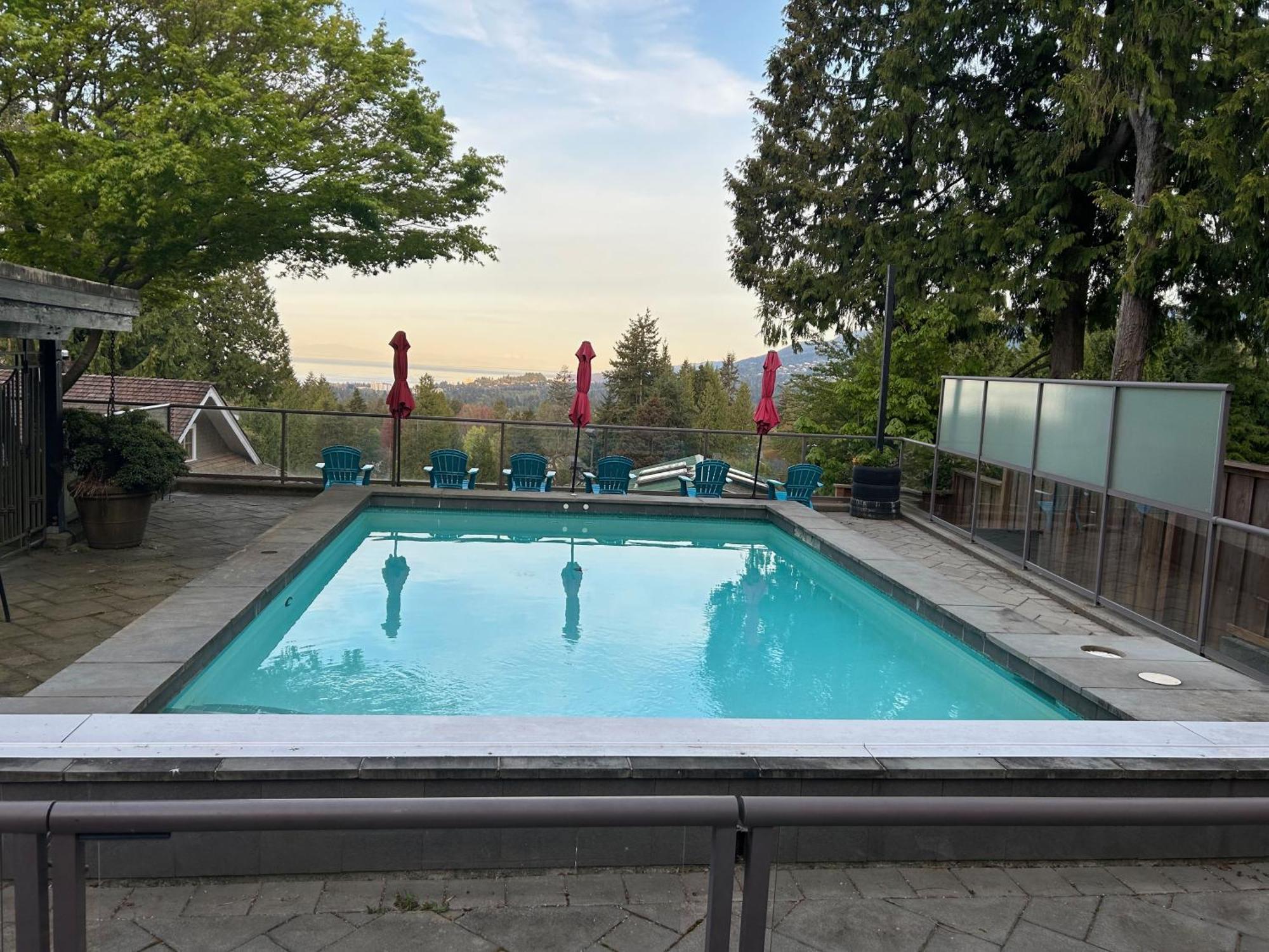 Grouse Cheerful Large Private Bedroom, Bath, Shared Deck, Pool, Hot Tub North Vancouver Luaran gambar