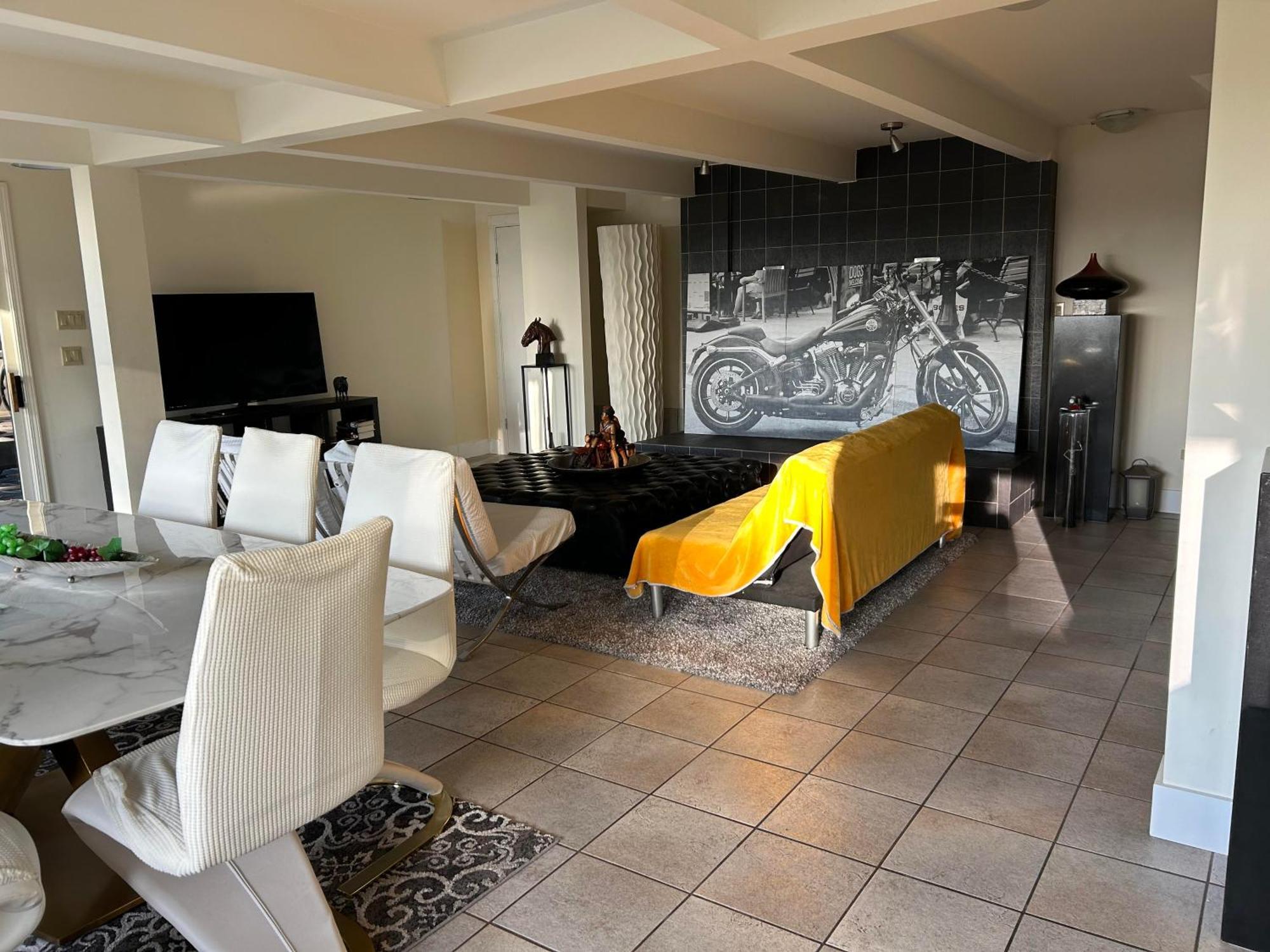 Grouse Cheerful Large Private Bedroom, Bath, Shared Deck, Pool, Hot Tub North Vancouver Luaran gambar