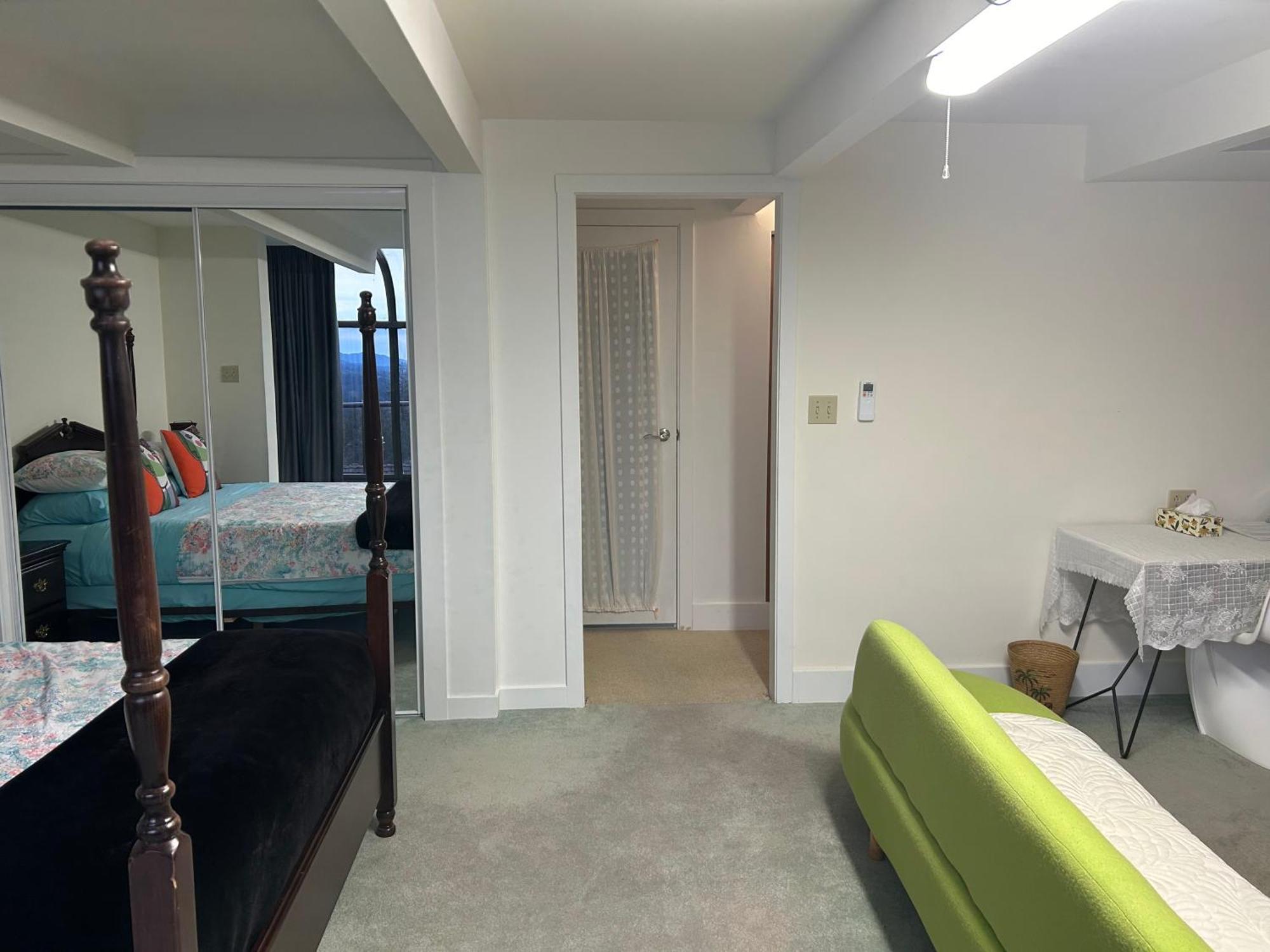 Grouse Cheerful Large Private Bedroom, Bath, Shared Deck, Pool, Hot Tub North Vancouver Luaran gambar