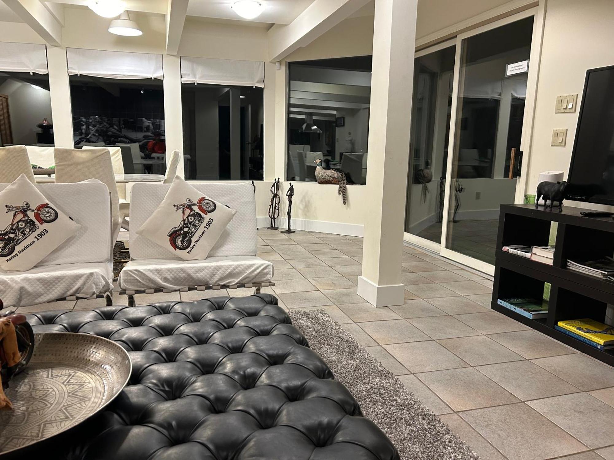 Grouse Cheerful Large Private Bedroom, Bath, Shared Deck, Pool, Hot Tub North Vancouver Luaran gambar