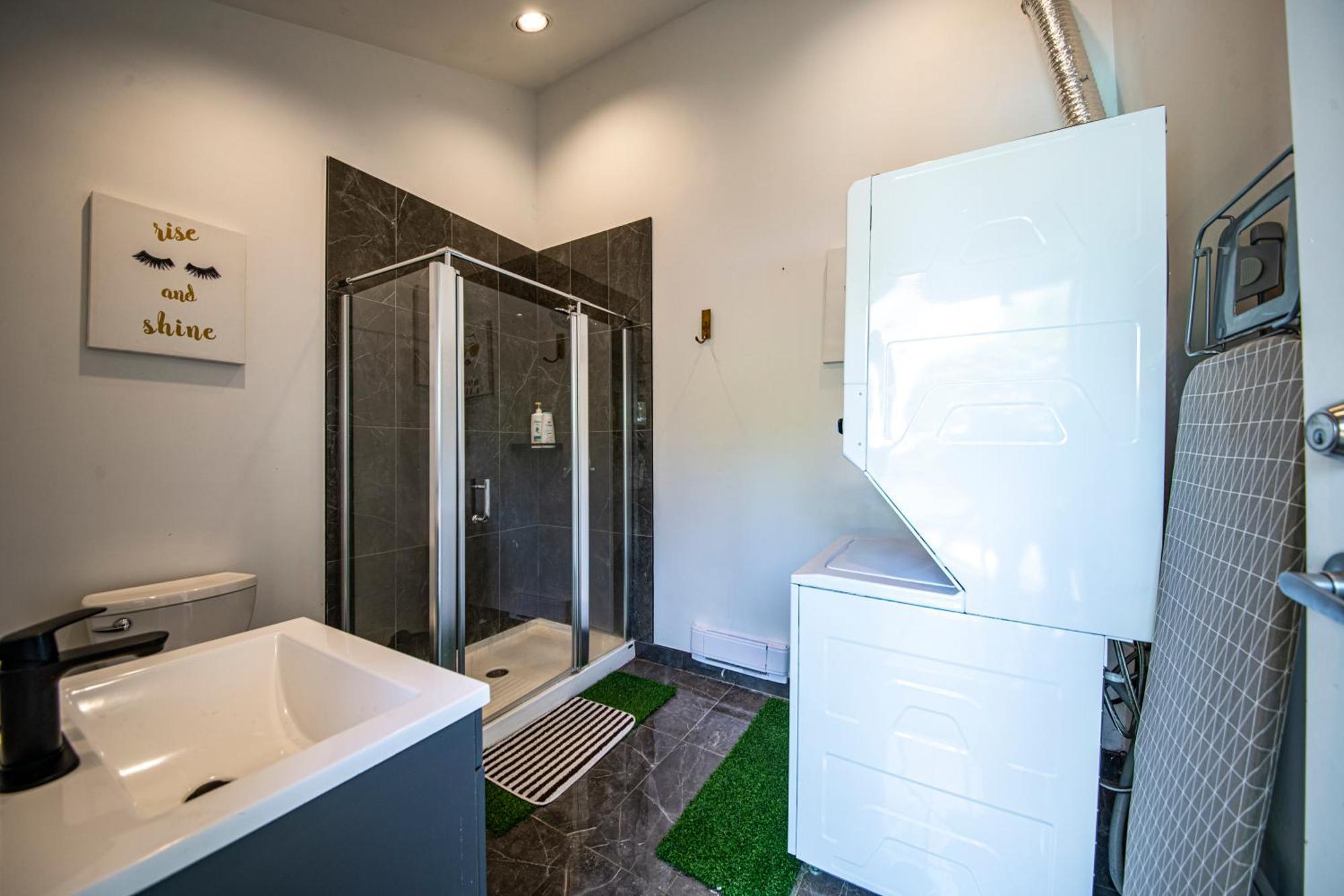 Grouse Cheerful Large Private Bedroom, Bath, Shared Deck, Pool, Hot Tub North Vancouver Luaran gambar