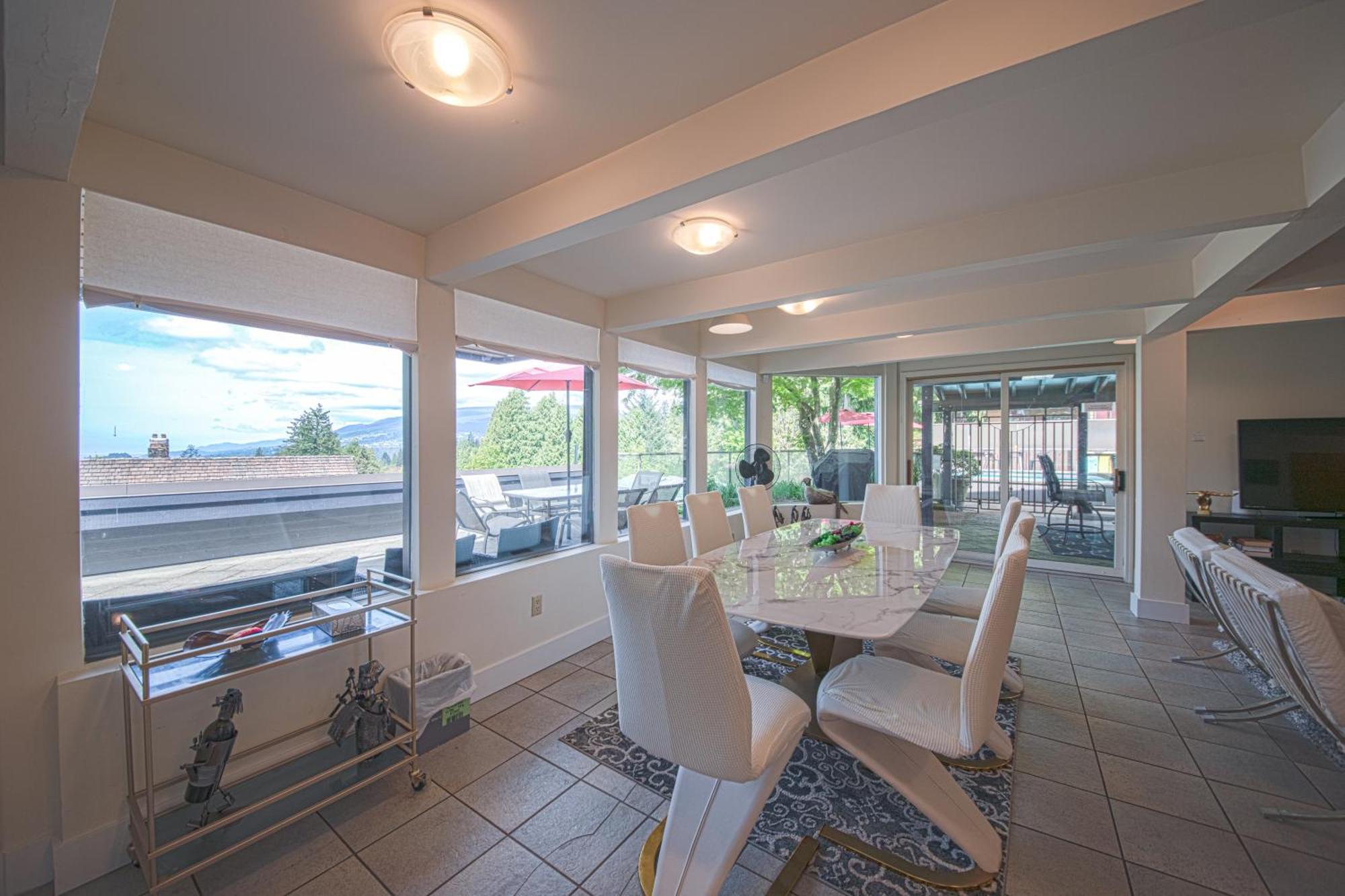 Grouse Cheerful Large Private Bedroom, Bath, Shared Deck, Pool, Hot Tub North Vancouver Luaran gambar