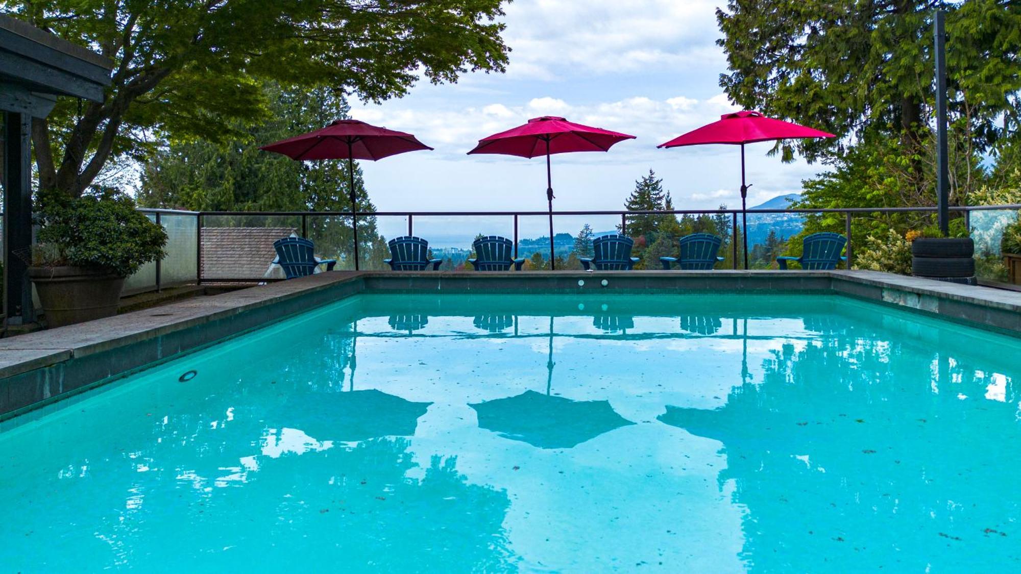 Grouse Cheerful Large Private Bedroom, Bath, Shared Deck, Pool, Hot Tub North Vancouver Luaran gambar