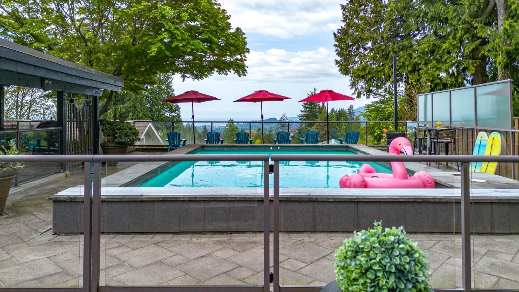 Grouse Cheerful Large Private Bedroom, Bath, Shared Deck, Pool, Hot Tub North Vancouver Luaran gambar