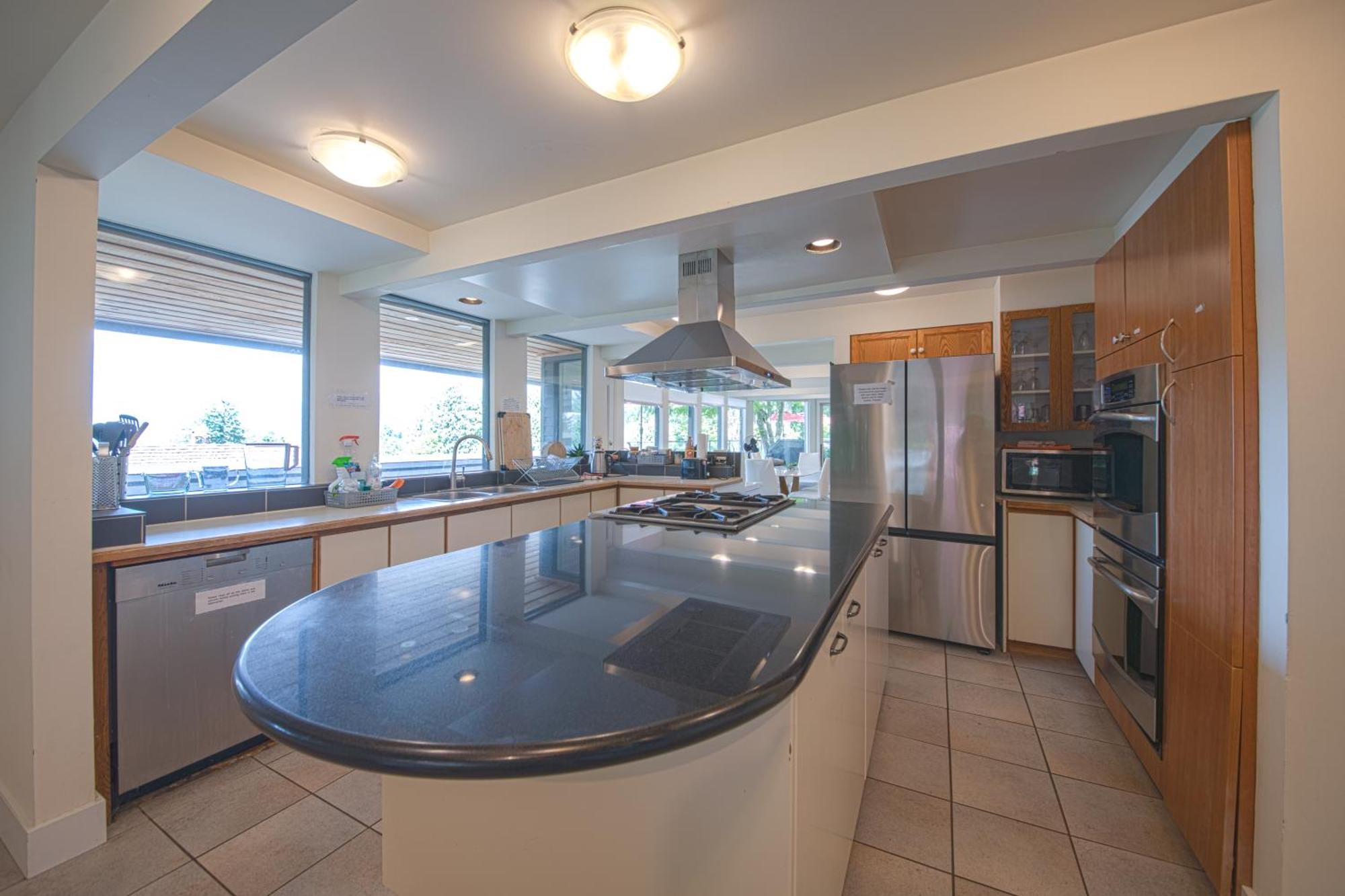 Grouse Cheerful Large Private Bedroom, Bath, Shared Deck, Pool, Hot Tub North Vancouver Luaran gambar