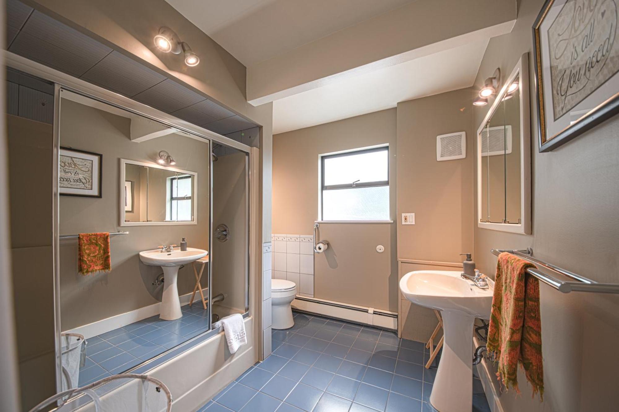Grouse Cheerful Large Private Bedroom, Bath, Shared Deck, Pool, Hot Tub North Vancouver Luaran gambar