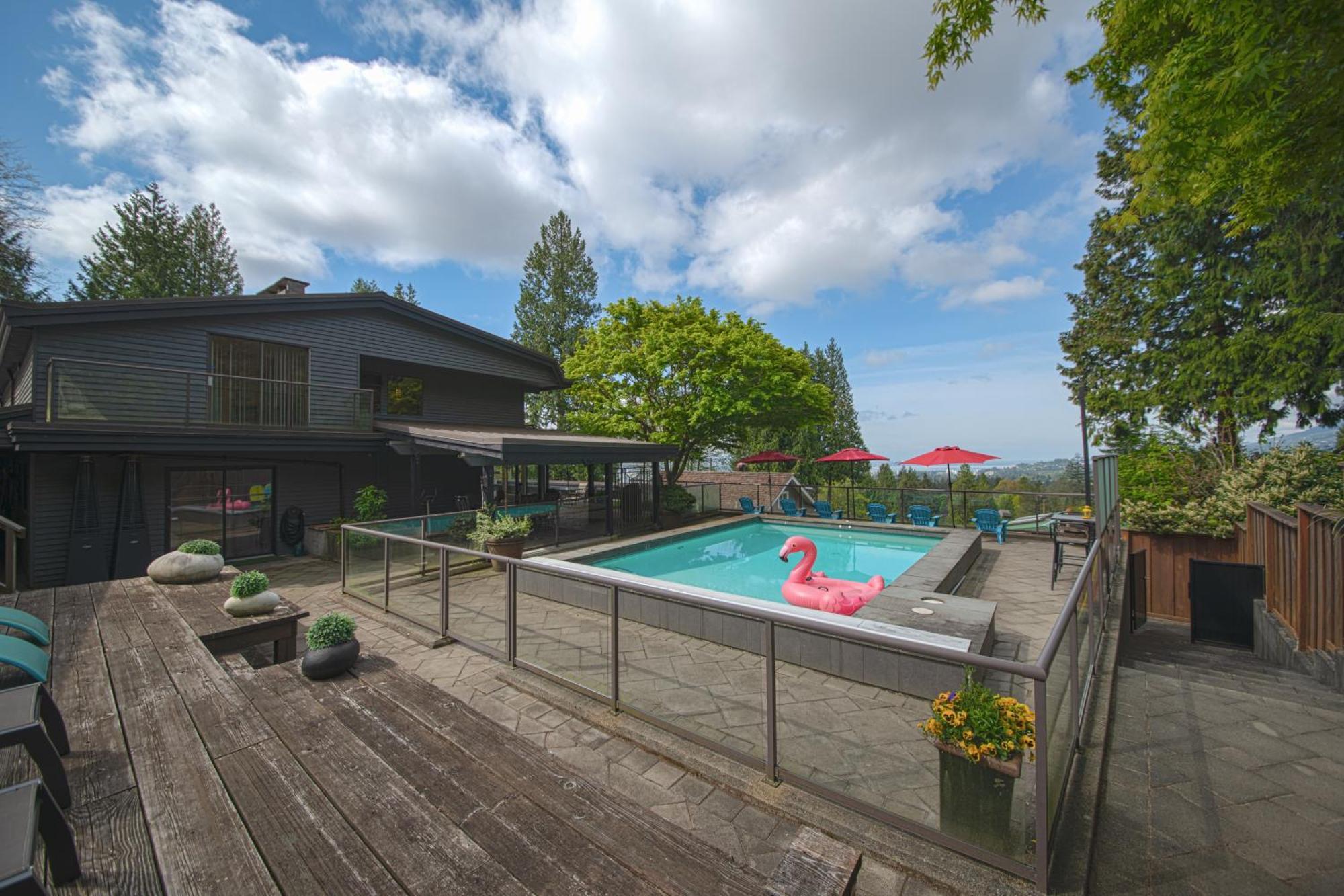 Grouse Cheerful Large Private Bedroom, Bath, Shared Deck, Pool, Hot Tub North Vancouver Luaran gambar